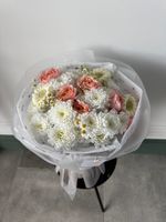 Букет из кустовых пионовидных роз, ромашки, минигерберы и хризантемы