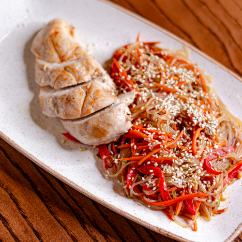 Филе домашнего цыпленка с овощной лапшой и кунжутным маслом