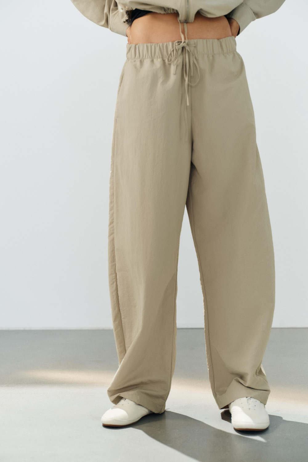 БРЮКИ ИЗ ТЕХНИЧЕСКОЙ ТКАНИ С РЕЗИНКОЙ — ZARA