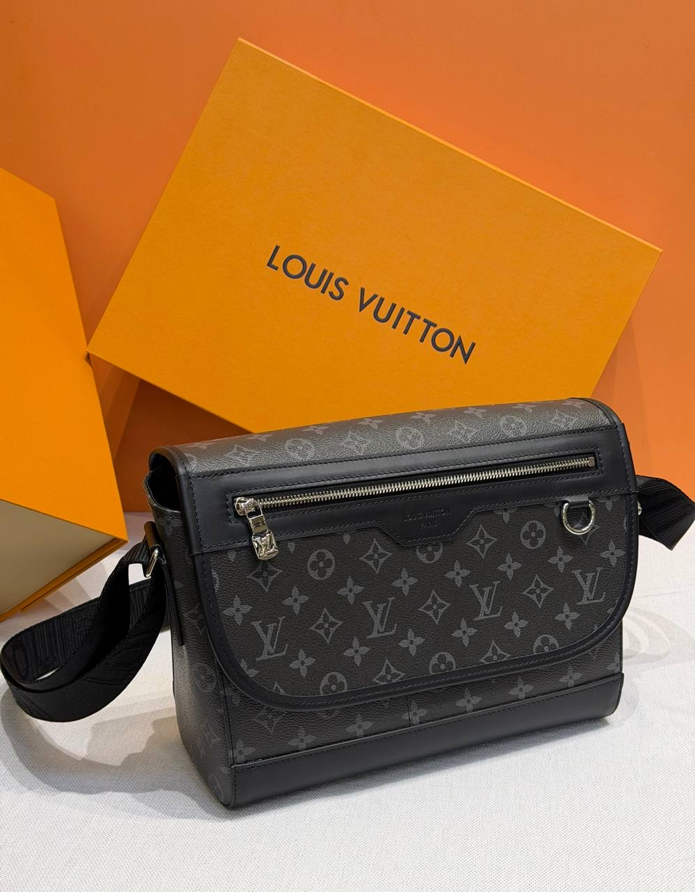 Сумка через плечо/мессенджер Louis Vuitton Courrier