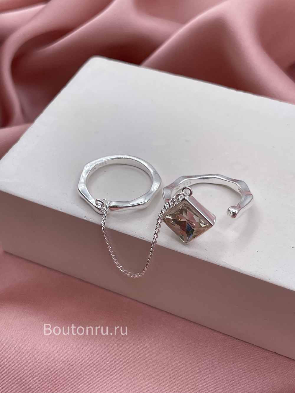 Кольцо двойное серебристое с цепью и камнем