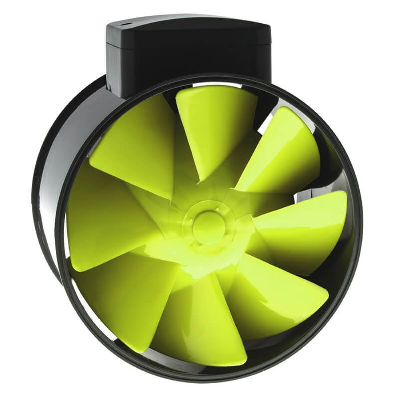 Крупный план передней части канального вентилятора extractor tt fan 150 с ярко-зелеными лопастями внутри круглого корпуса