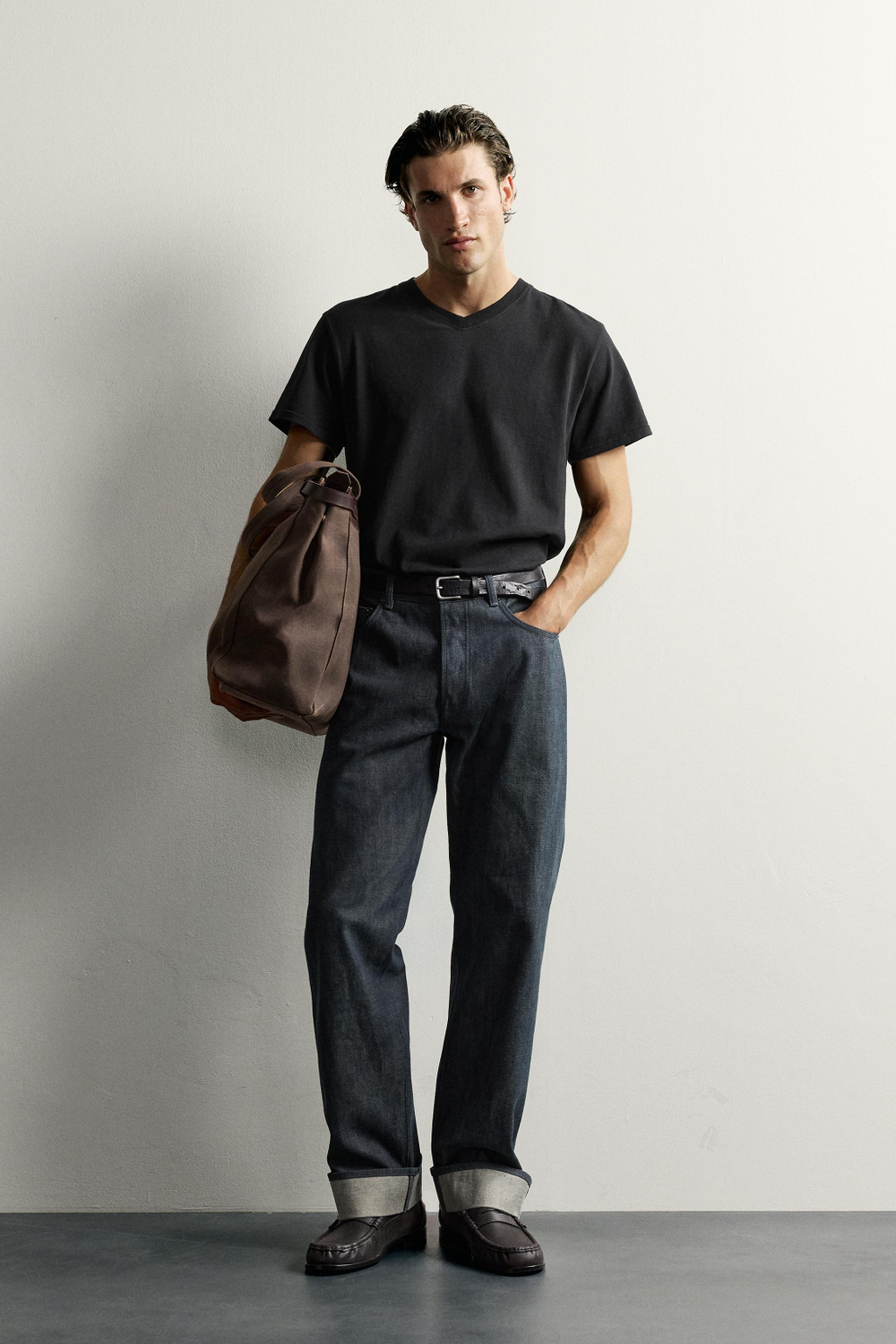 ФУТБОЛКА RELAXED FIT С V-ОБРАЗНЫМ ВЫРЕЗОМ — ZARA