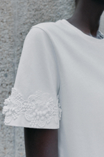 ФУТБОЛКА С ЦВЕТНОЙ ВЫШИВКОЙ — ZARA