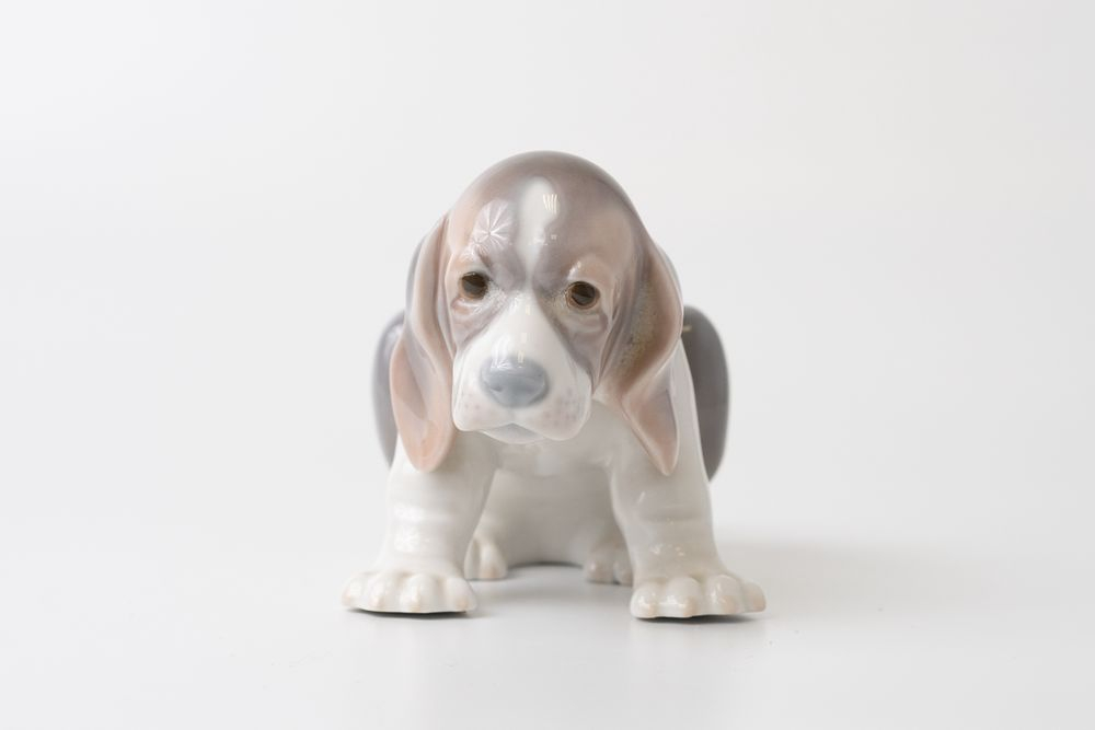 Фарфоровая статуэтка Lladro «Грустный щенок породы бигль» (Sad Puppy Beagle)