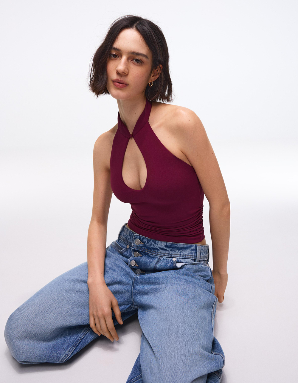 Женский топ с горловиной халтер и V-образным вырезом - BERSHKA