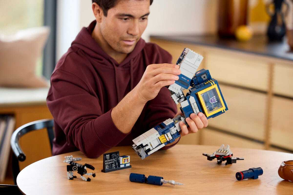 Конструктор LEGO Icons 10358 Transformers: Soundwave