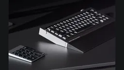 Lofree Hyzen67 Space Gray — комплект на столе — корпус и черная подставка