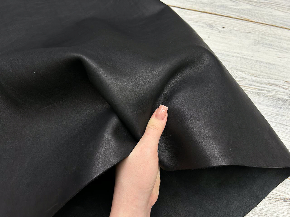 Черная кожа Buffalo Wax Nero в руках