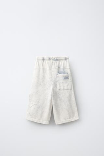 ZARA УДЛИНЕННЫЕ ШОРТЫ С ЭФФЕКТОМ ПОТЕРТОСТИ, МЯГКИЙ СЕРЫЙ