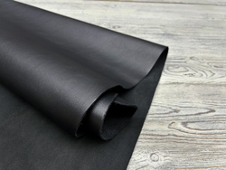 Лист черной кожи Nappa Soft Nero с гладким матовым финишем для сумок и аксессуаров