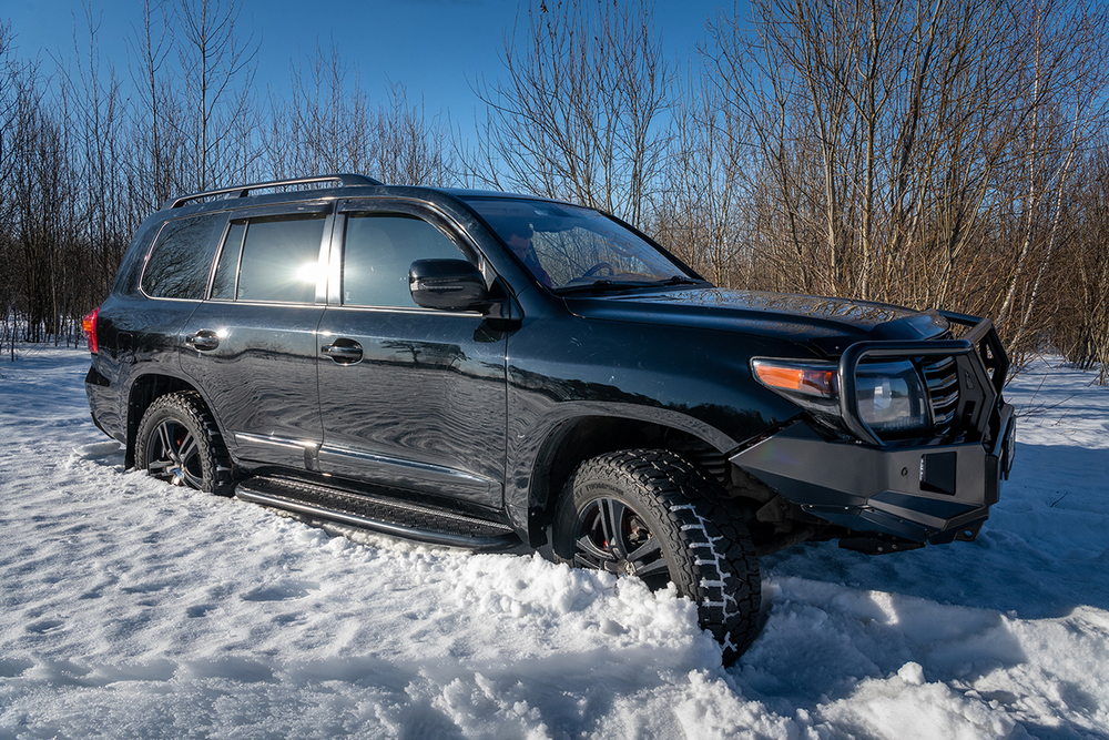 Бампер силовой передний Toyota Land Cruiser 200 2007-2015 c доп. фарами, защитной дугой и защитой бачка омывателя РИФ