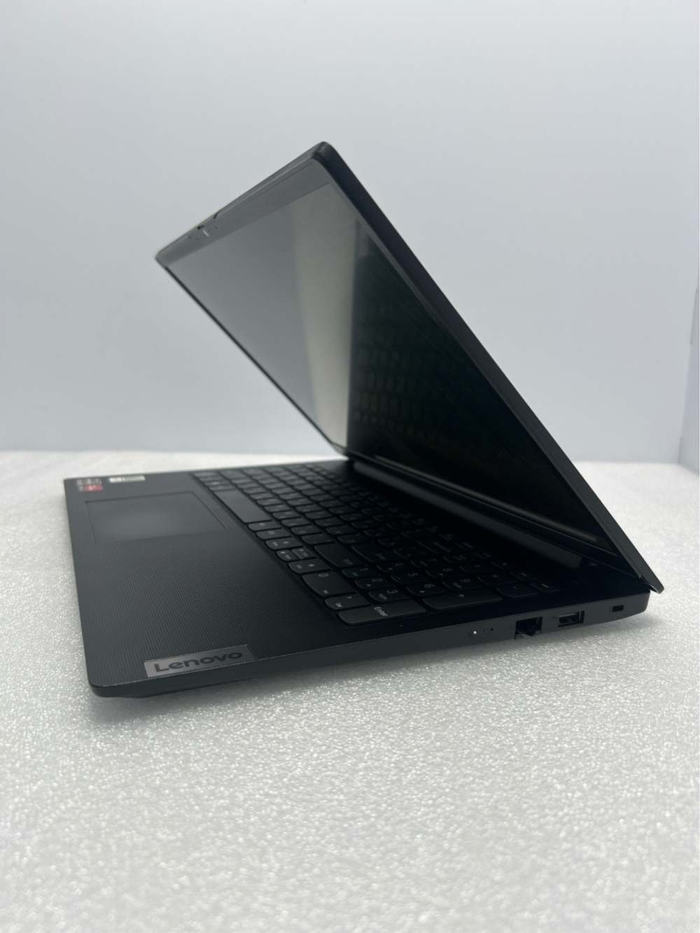 Ноутбук Lenovo V15-ALC (82KD002URU) 15.6"/AMD Ryzen 3 5300U/RAM 8GB/SSD 256GB/AMD Radeon Graphics/TN/1920x1080/DOS/Подсветка кл-ры: нет/черный. Состояние: Уценка/потертости на тачпаде
