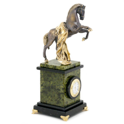 Часы "Конь с попоной" камень змеевик 130х95х240 мм 1400 гр. R115025