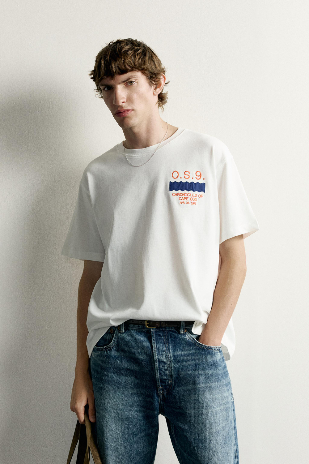 ФУТБОЛКА СВОБОДНОГО КРОЯ С КОМБИНИРОВАННОЙ ВЫШИВКОЙ — ZARA · 0962/356