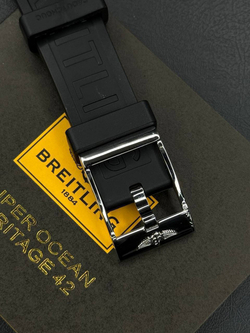 Часы Breitling Avenger II GMT V1731010