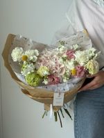 Букет из гортензии, маттиолы, диантусов, лизиантуса и вибурнума