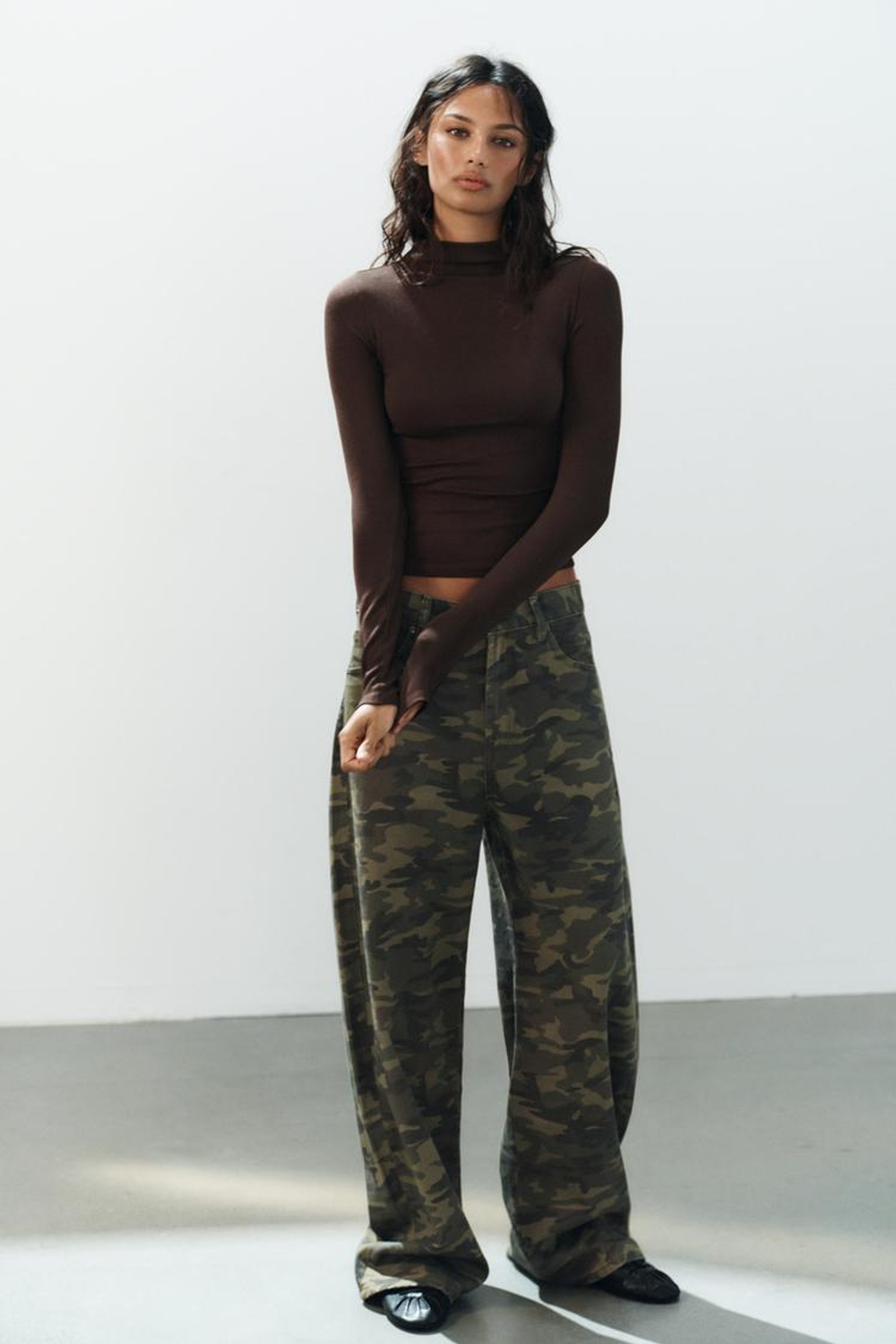 ZARA ДЖИНСЫ TRF BAGGY С ПРИНТОМ, ХАКИ