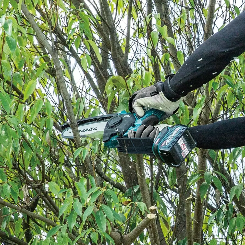 Аккумуляторная цепная пила Makita UC029GZ01(R)