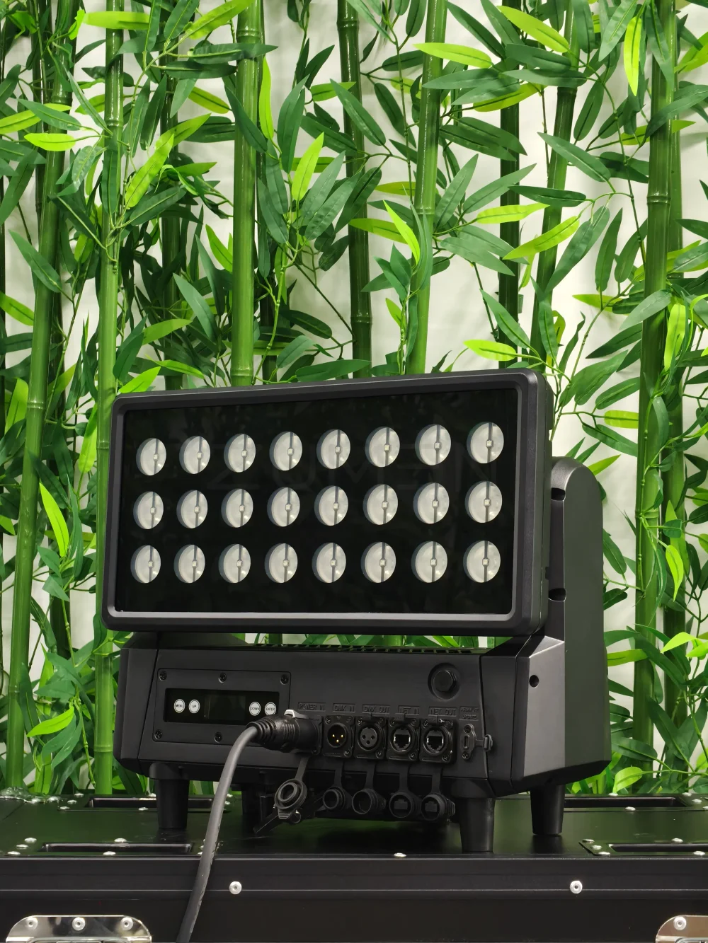 MW1000-IP — подвижный Wash 24×40 Вт + 24×6 Вт RGBW с DMX Frost IP65