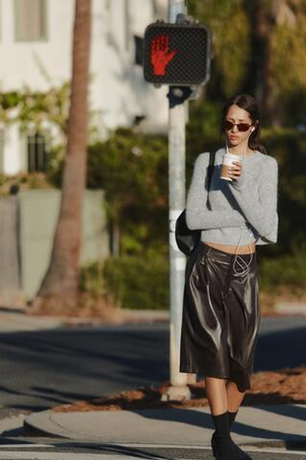 ZARA УДЛИНЕННЫЕ ШОРТЫ СО СКЛАДКАМИ С ЭФФЕКТОМ КОЖИ, ШОКОЛАДНЫЙ