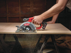Аккумуляторная циркулярная пила Li-Ion6Ач Milwaukee M12 CCS44-602X FUEL 4933451512