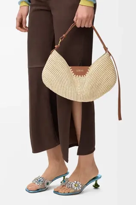 Loewe Сумка среднего размера Swing из рафии и телячьей кожи, натуральный/коричневый