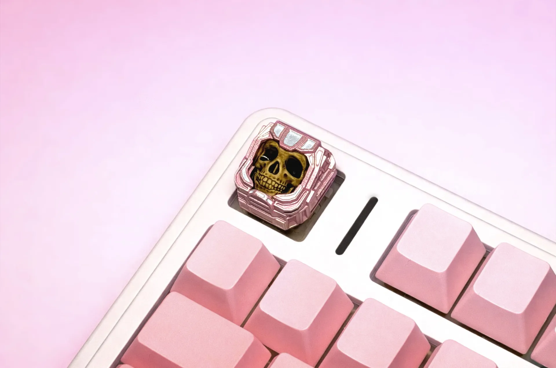 Клавиша XIIX «Deadspace Pink», фото на клавиатуре - ракурс 2