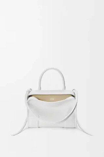 Loewe Маленькая сумка Amazona 180 из мягкой телячьей кожи, белый