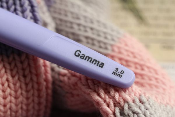 Крючок для вязания с подсветкой пластик ⌀3.0 мм, 15.6 см, фиолетовый, Gamma CH-LD