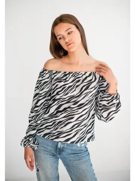 Блузка с открытыми плечами