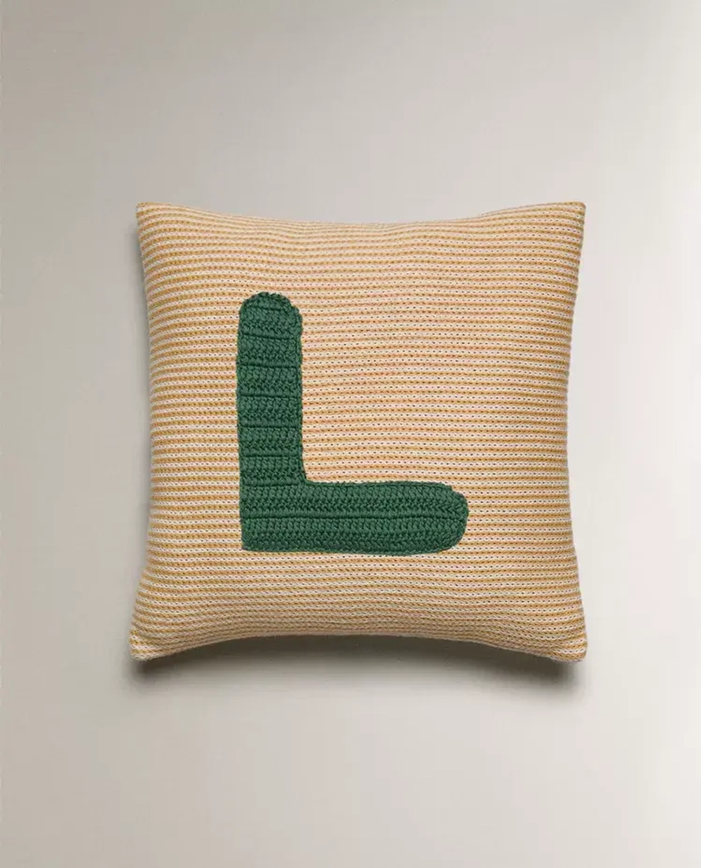 ZARA HOME ДЕТСКАЯ ПОДУШКА С ВЫШИВКОЙ В ВИДЕ БУКВЫ "L", ЖЕЛТЫЙ