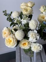 Букет из кустовых пионовидныз роз, оксипеталума, хризантемы и диантусов+ваза
