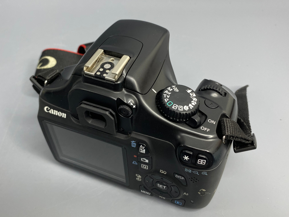 Canon 1100D kit 18-55mm 3.5-5.6 III 4.700 кадров