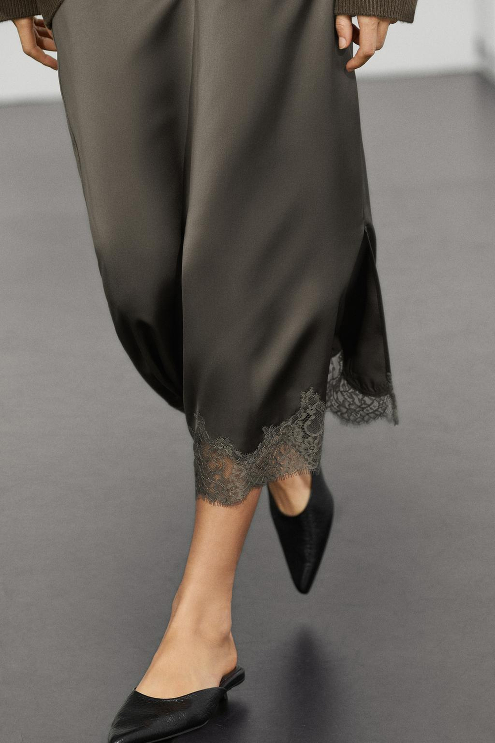 Massimo Dutti Атласная юбка миди с кружевом, серый