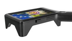 Лупа цифровая Levenhuk ERGO 40 PRO, боковой вид с подсветкой на растении