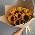 Букет из 9 подсолнухов «Sunlight Embrace»