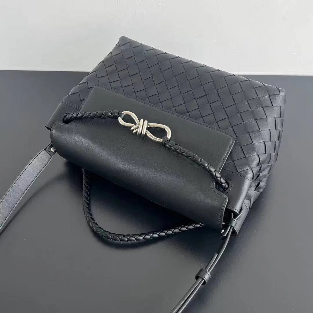 Черная сумка-мессенджер Bottega Veneta Andiamo Small
