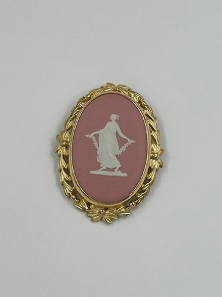 Брошь Wedgwood розовая