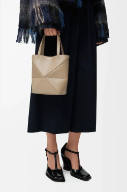 Loewe Мини-сумка Puzzle Fold из блестящей телячьей кожи, песочный