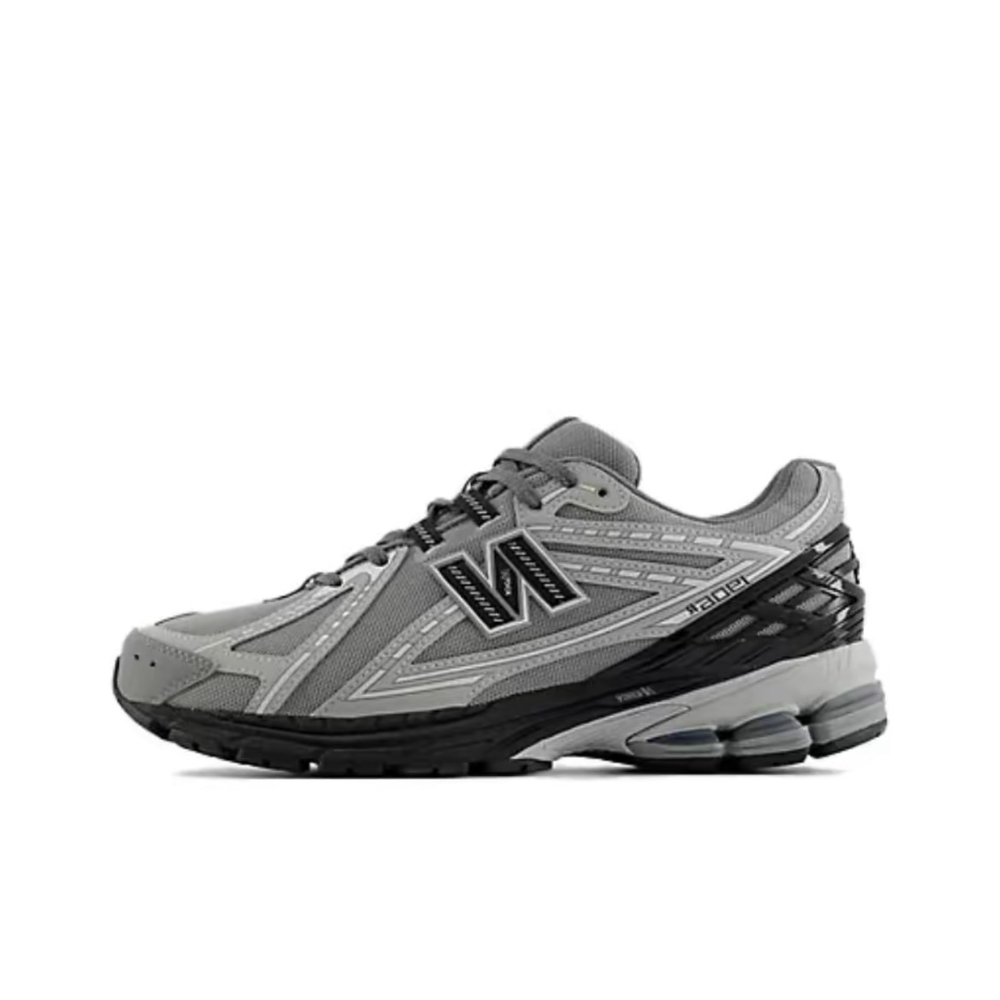 alt="Модель на ногах в образе New Balance 1906R Castlerock Rain Cloud street style"