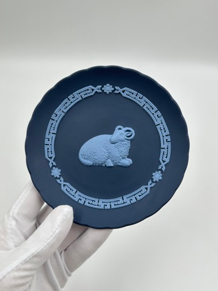 Тарелка декоративная Wedgwood «Год Овцы» тёмно-синяя