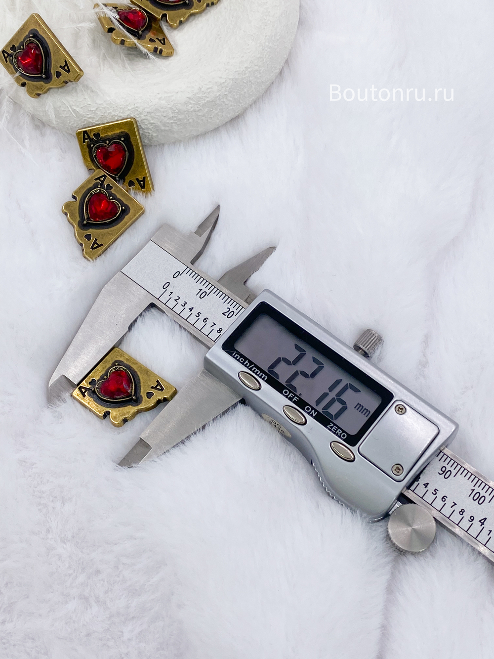 Пуговицы бронзовые в форме "Игральной карты" с красным камнем скидка