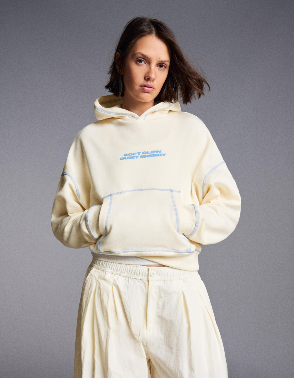 Женское худи с капюшоном и принтом - BERSHKA