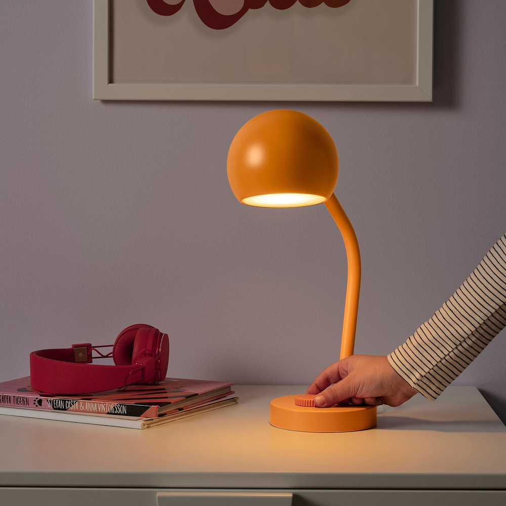 IKEA KORVSNÖRE  (ИКЕА КОРВСНЁРЕ)  -  Лампа настольная LED - диммируемая/оранжевая