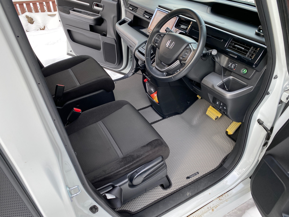 Honda Stepwgn 5 поколение RP4 (04.2015 - 08.2017 - н.в.) 8 мест, цельный диван во 2-м ряду