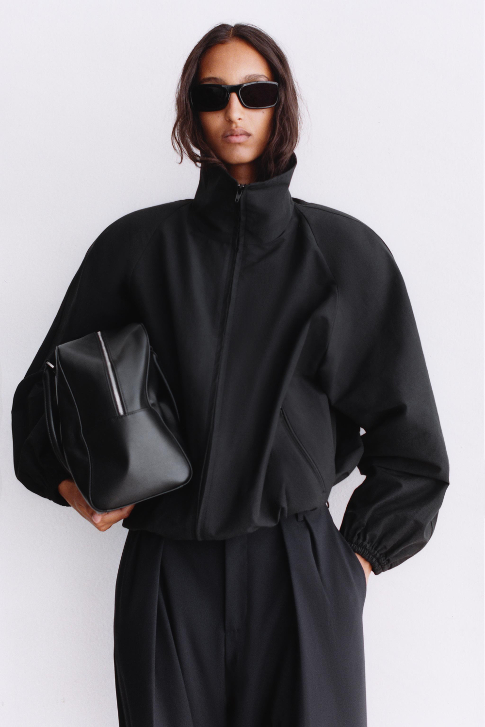 ZARA КУРТКА ИЗ ТЕХНИЧЕСКОЙ ТКАНИ С ПОДПЛЕЧНИКАМИ, ЧЕРНЫЙ