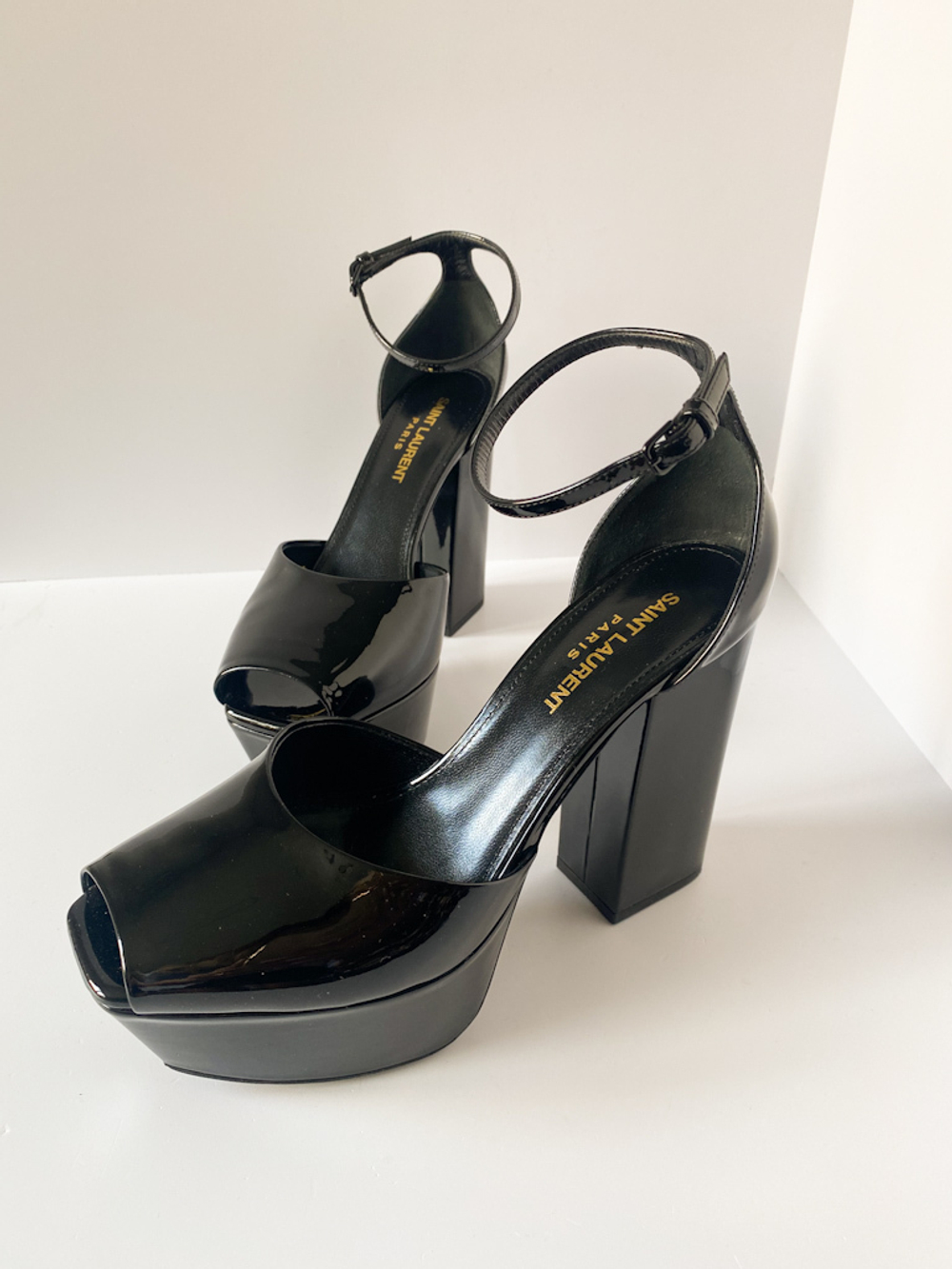 Лаковые босоножки Saint Laurent, 36