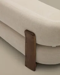Двухместный диван Granite из бежевой синели и ясеня с отделкой под орех, 155 см
