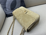Женская сумка Chanel с замшевым эффектом — бежевая, 32 см — фото 3
